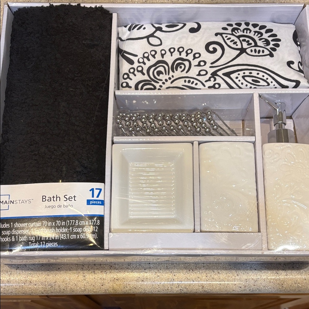 NWT Mainstays Black and White 17-Piece Bath Set
